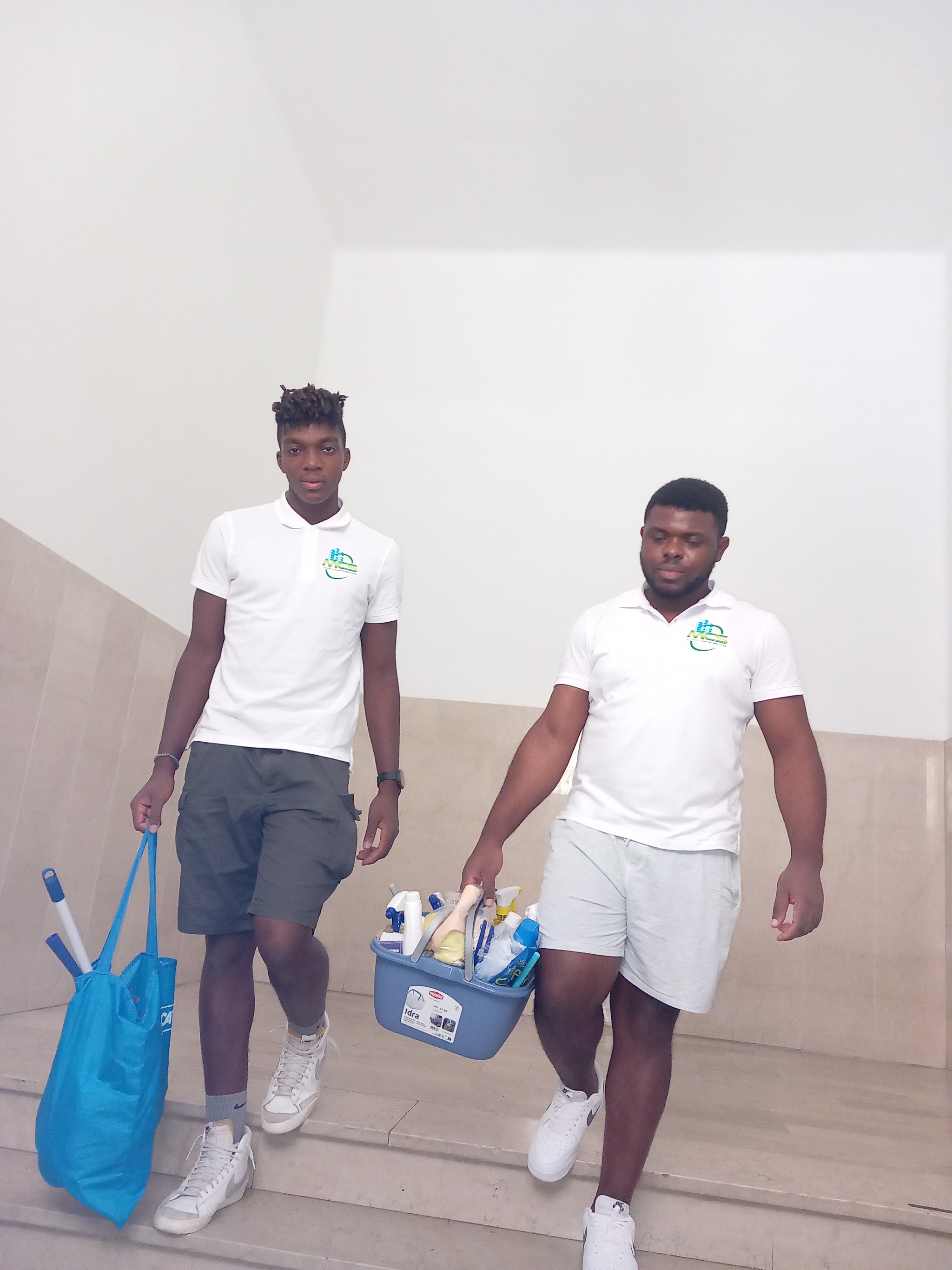 Membri della squadra Mylor Cleaning con divisa e materiali